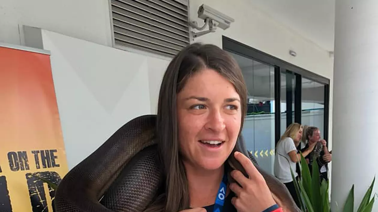 Alexandra Dulgheru, îmblânzitoarea de șerpi. Sportiva noastră s-a jucat cu animalele, la Melbourne / GALERIE FOTO