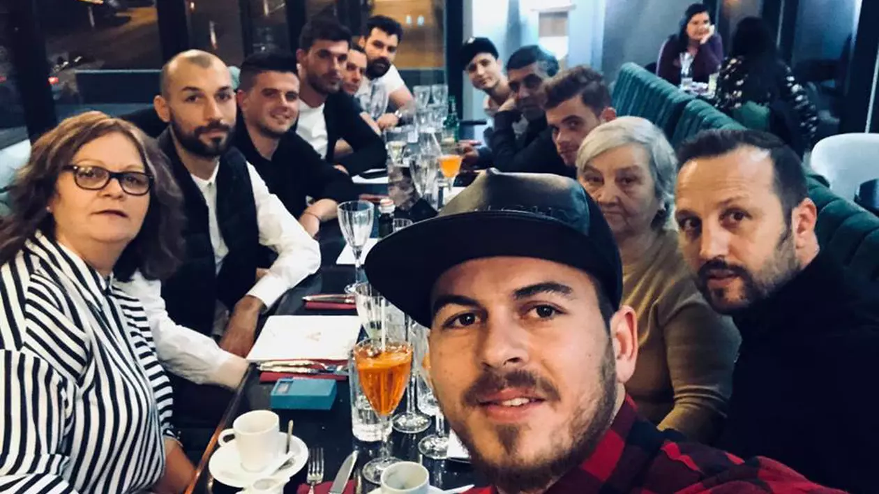 Denis Alibec și-a scos mama și prietenii în oraș