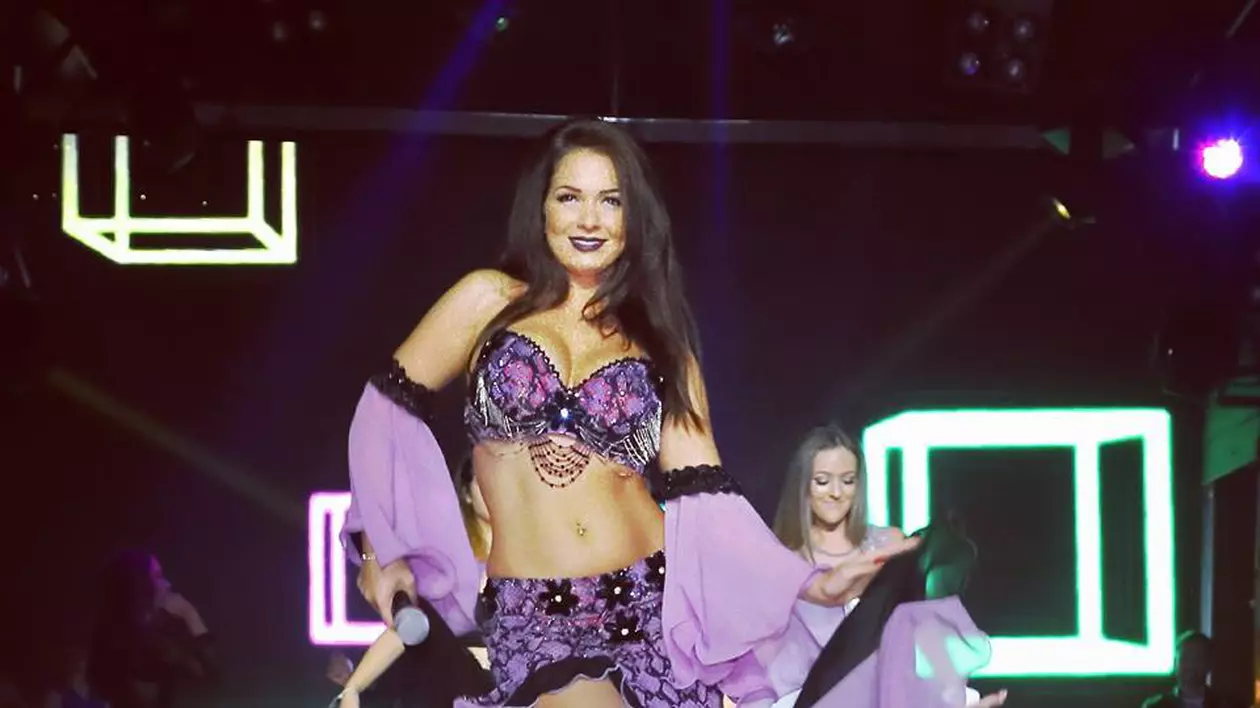 Cât ia Deea Maxer pentru un show de dans din buric. Câștigă bani buni din show-urile private | VIDEO