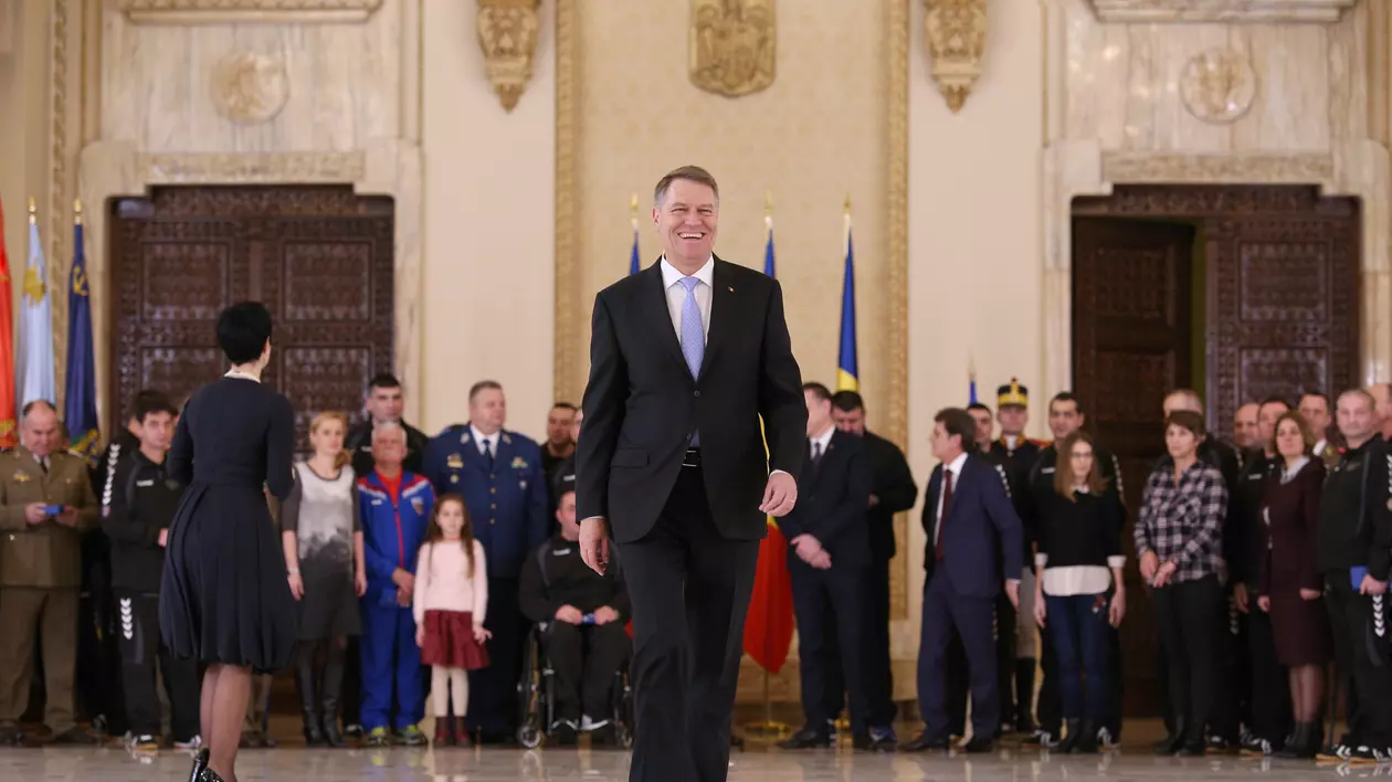 Președintele Iohannis o felicită pe regizoarea Adina Pintilie