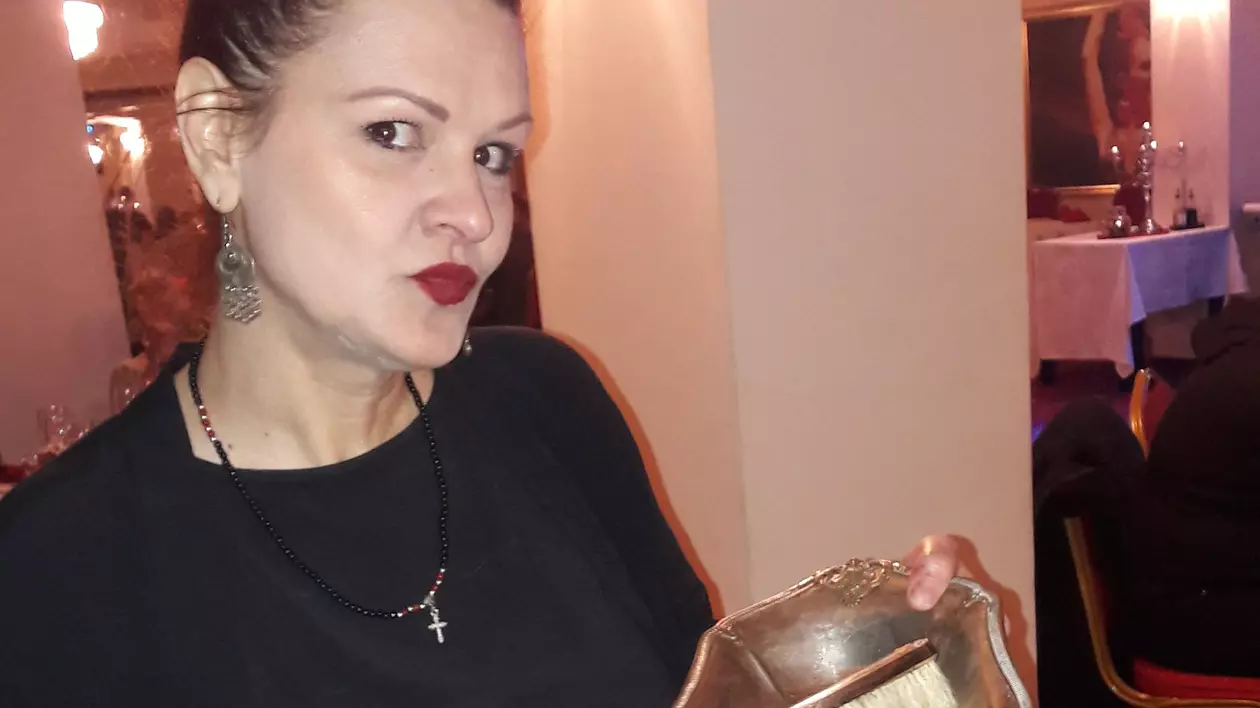 EXCLUSIV/De la actorie, la cârciumărie! Maria Buză își curăță clienții... cu măturica și fărașul