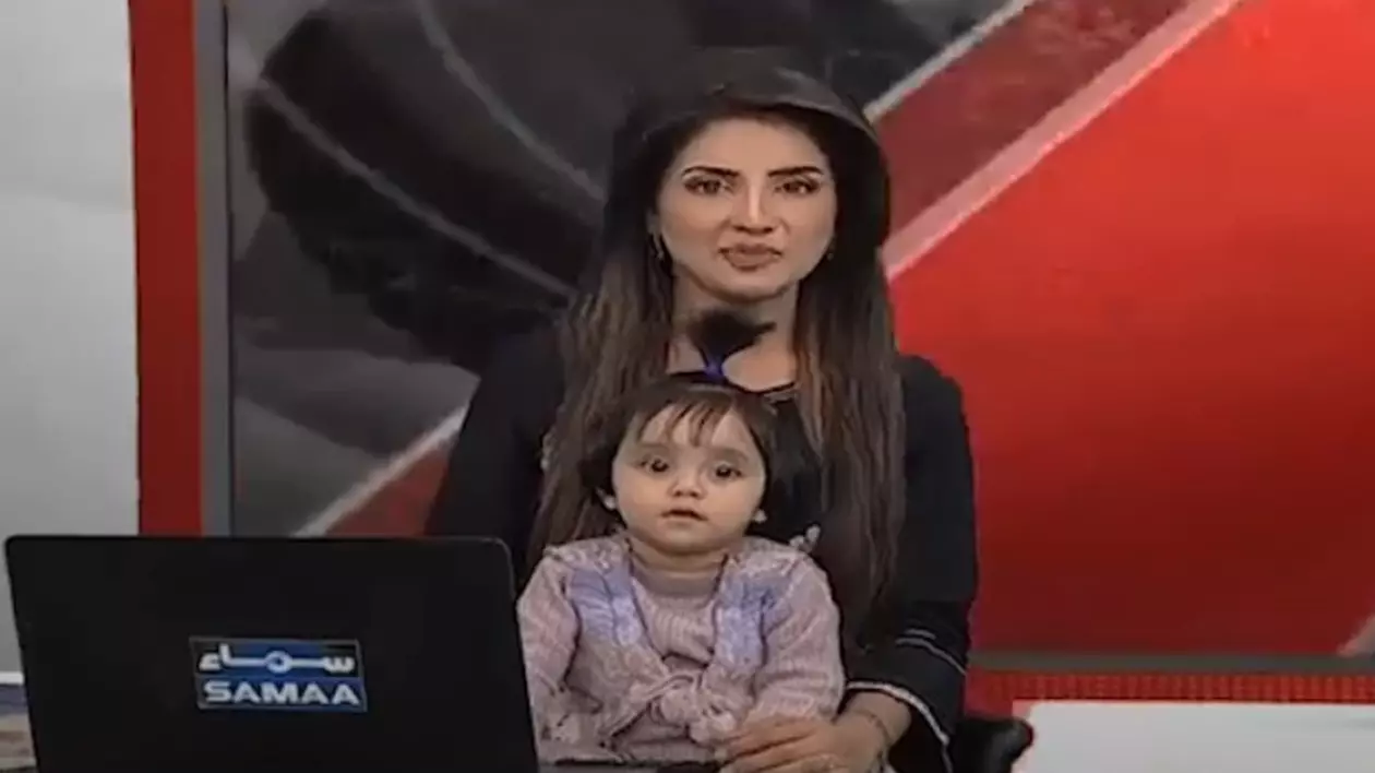 Motivul emoționant pentru care o prezentatoare TV a intrat în direct alături de fiica ei