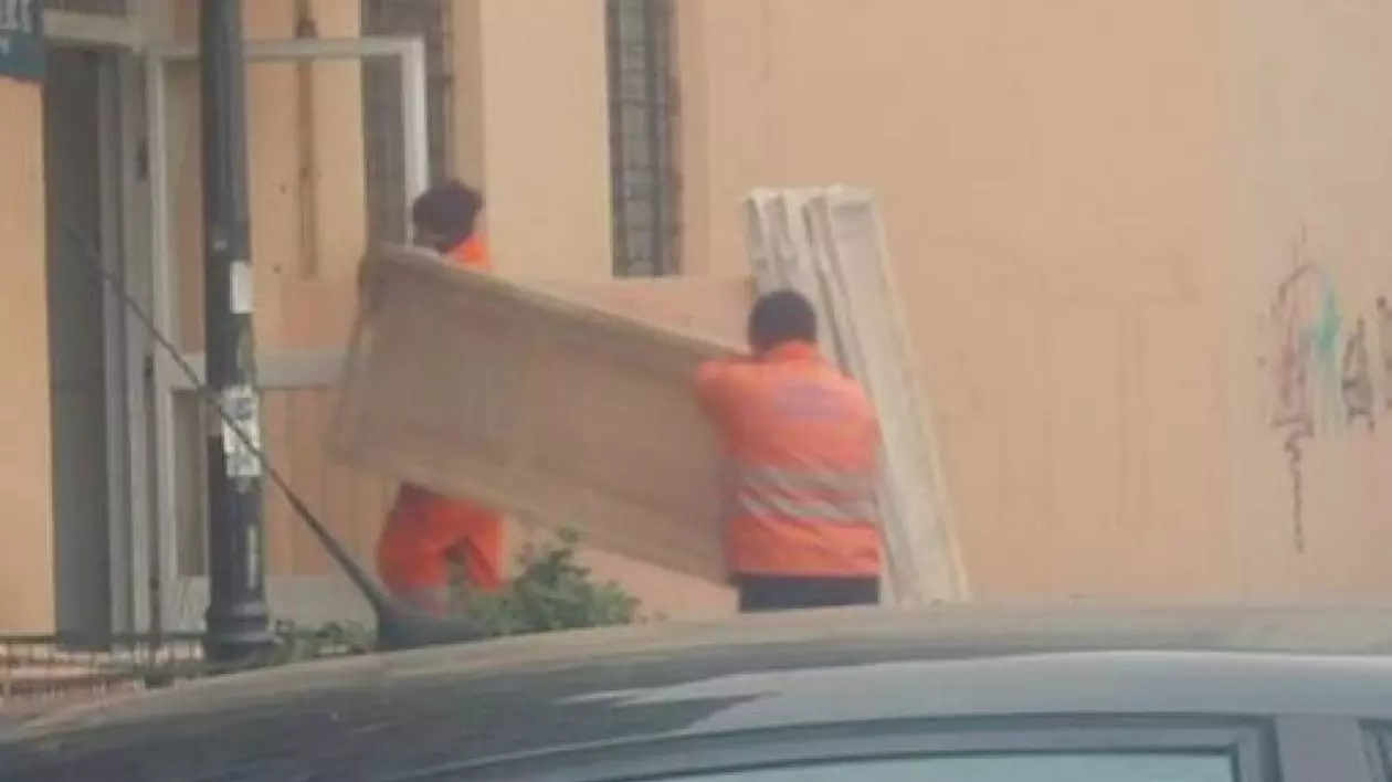 Angajați ai CNAIR care renovau un apartament din sectorul 4