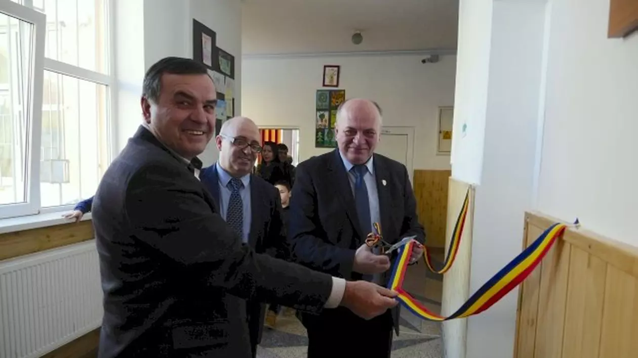Primarul din Piatra Neamț a inaugurat trei toalete la o școală gimnazială