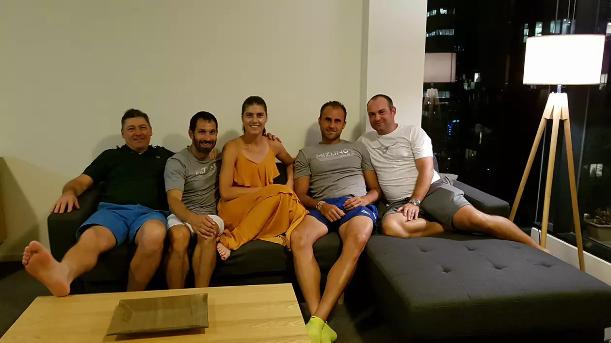 Marius Comănescu, Daniel Tudorache, Sorana Cîrstea, Marius Copil și Andrei Mlendea, pe o canapea din Melbourne