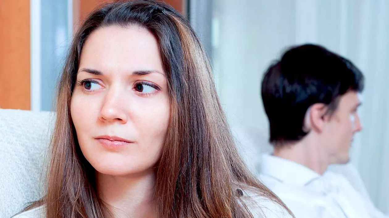 Un bărbat din Suceava a vrut să doarmă în pat cu amanta și cu soția. Ce amendă a primit de la Poliție