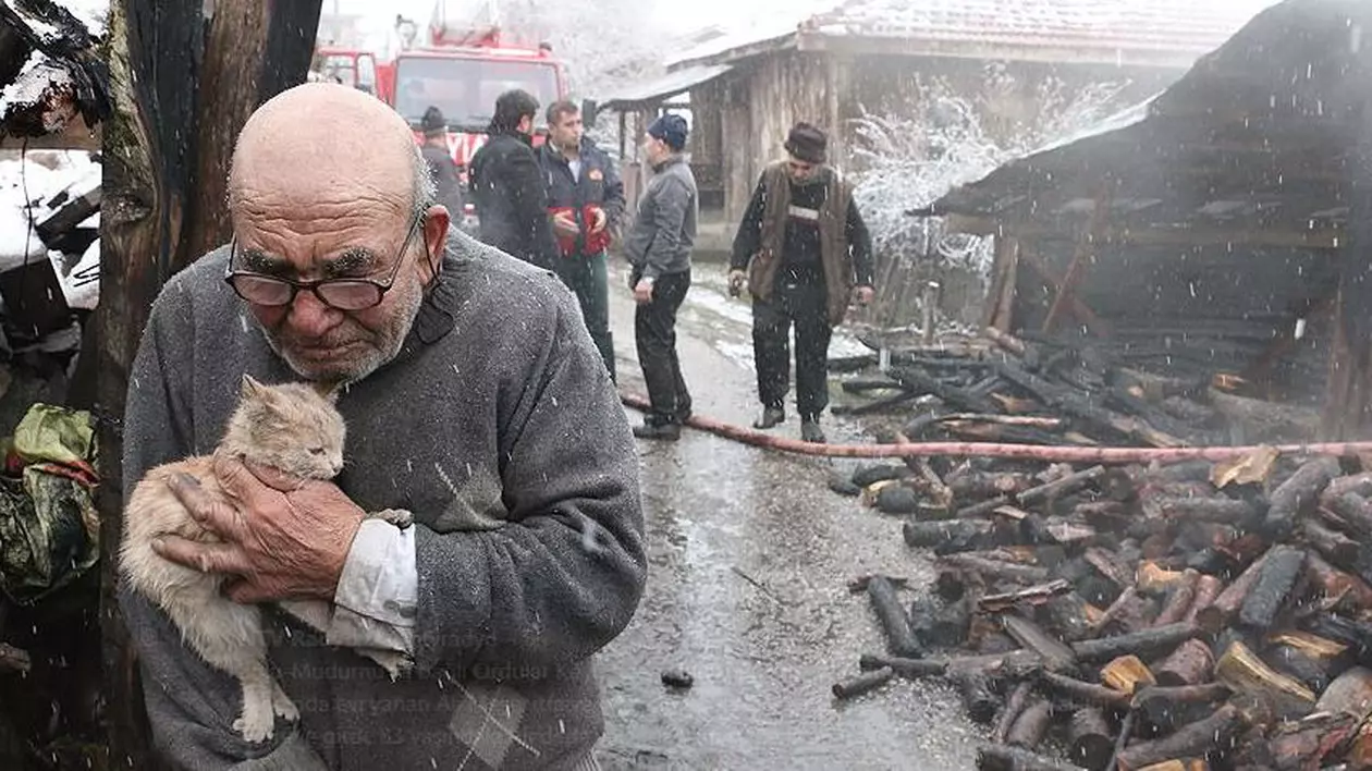 Un bătrân și-a îmbrățișat pisica, în timp ce îi ardea casa, în Turcia