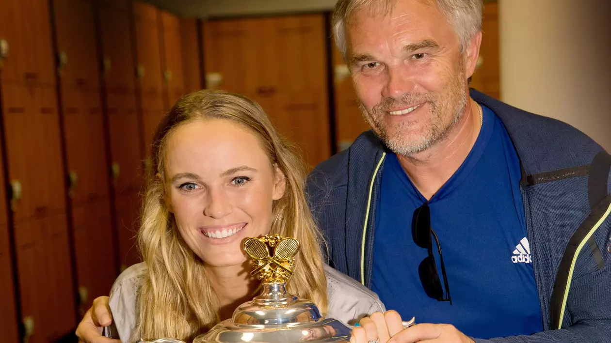 Caroline și Piotr Wozniacki, cu trofeul câștigat la Australian Open 2018. (FOTO: EPA)