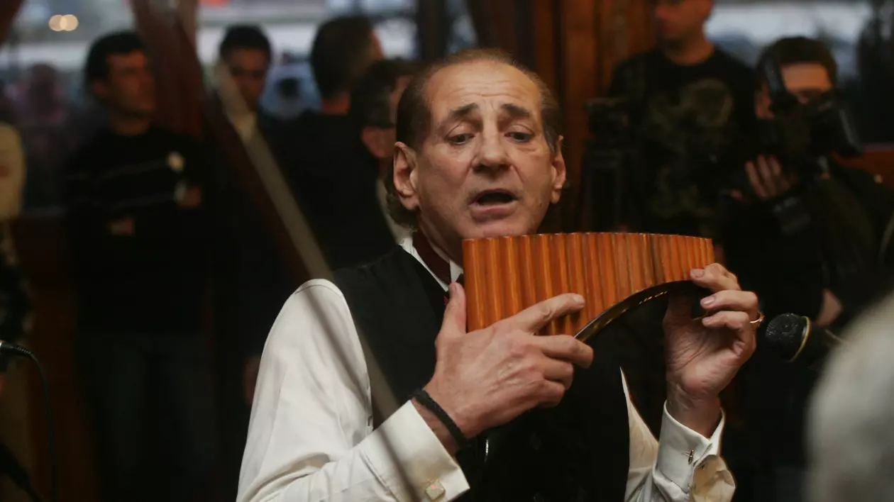 EXCLUSIV/ Fani din toată lumea vin în pelerinaj la conacul lui Gheorghe Zamfir. Artistul îi primește acasă!