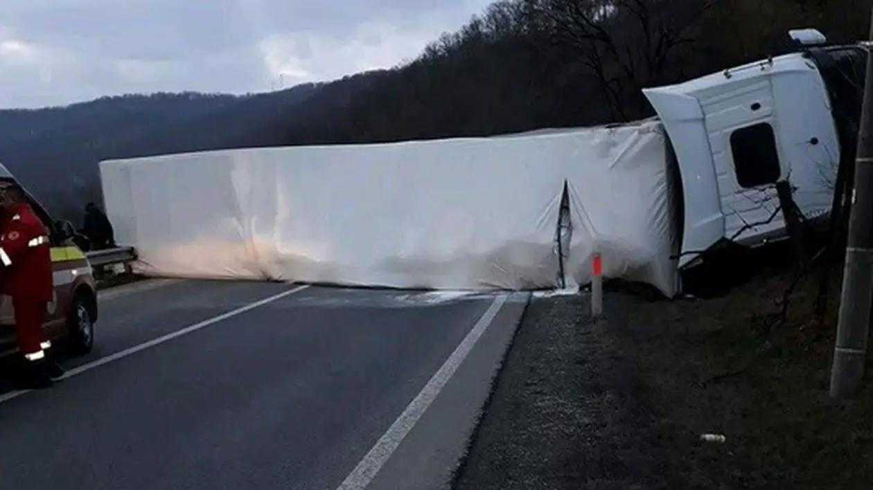Doi morți și doi răniți, într-un accident între Cluj și Oradea. Un TIR și două mașini, implicate