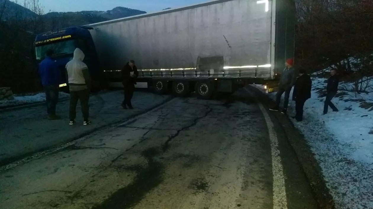 Circulaţie blocată pe DN73, în judeţul Braşov, din cauza unui TIR care a derapat