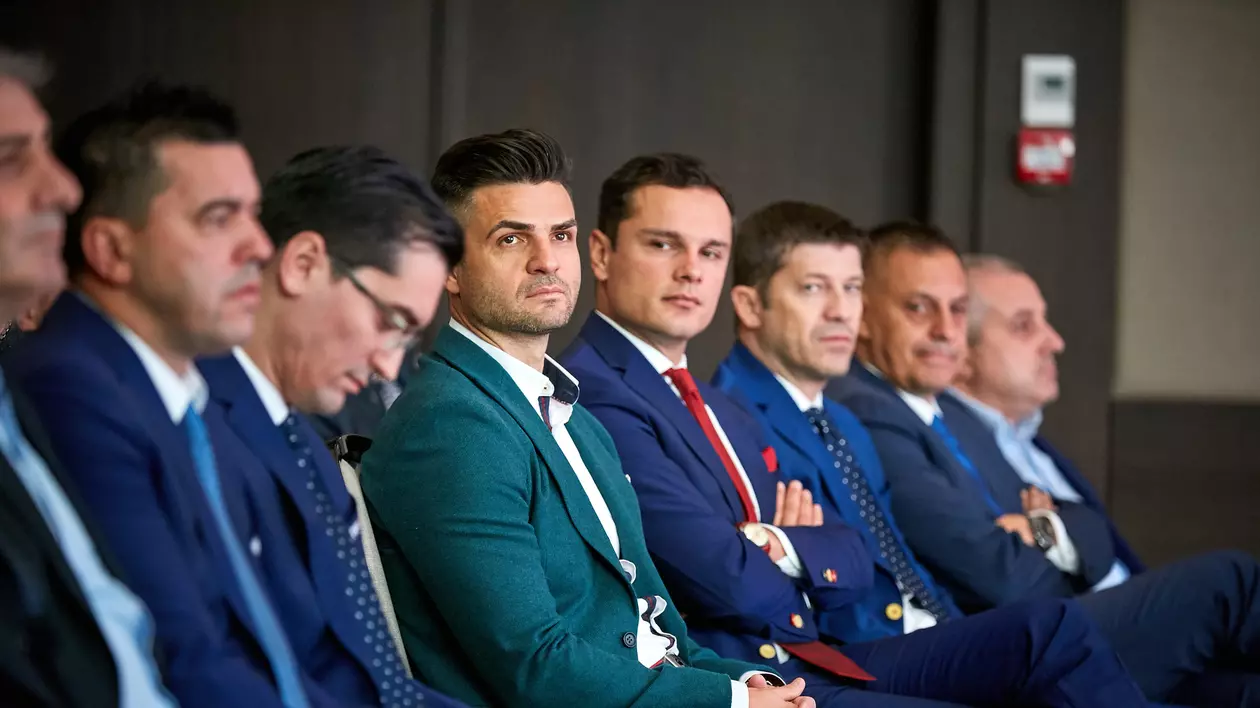 Ce tip de antrenor e Florin Bratu? ”Seamănă cu Contra, e cu «haida, hai», altceva nu știe!”. Contra și Bratu, de-a stânga și de-a dreapta „tatălui” Burleanu