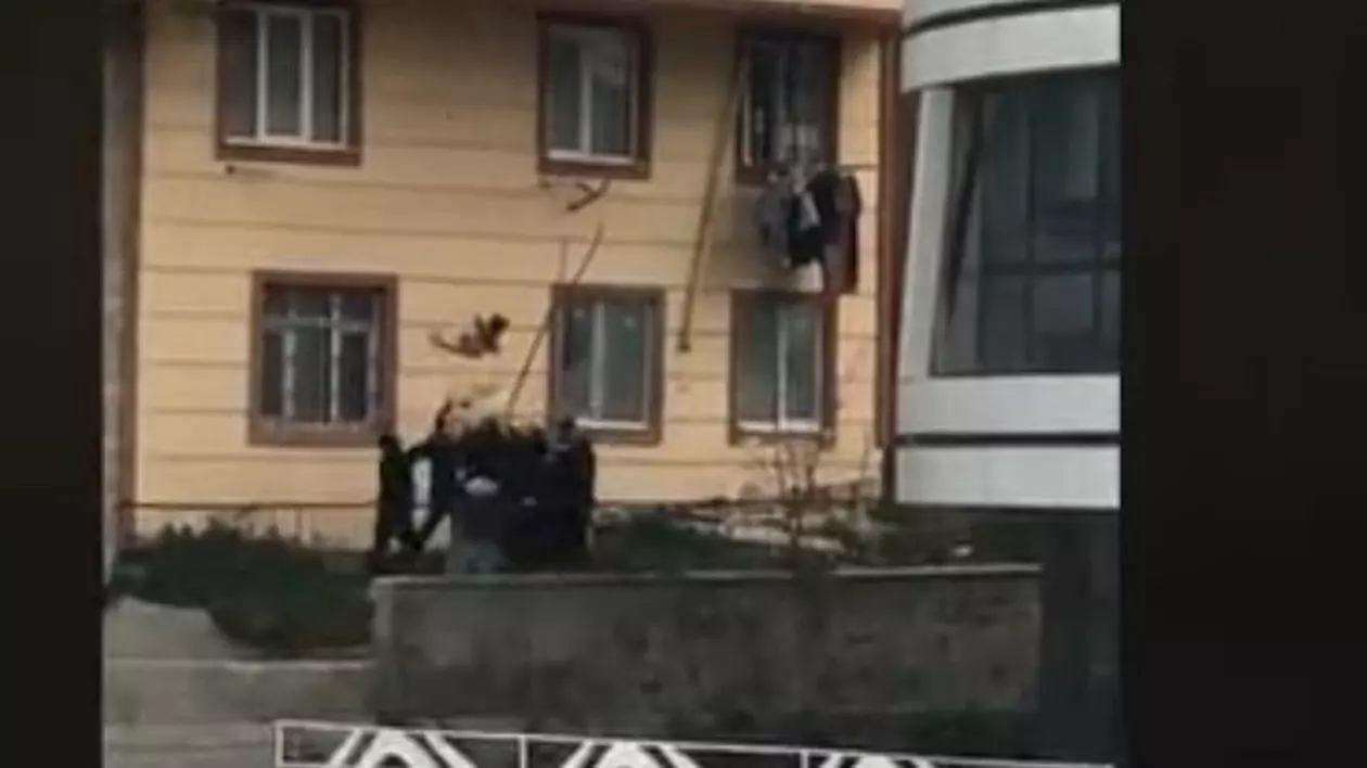 Momentul în care un copil cade pe geam și este salvat de la moarte