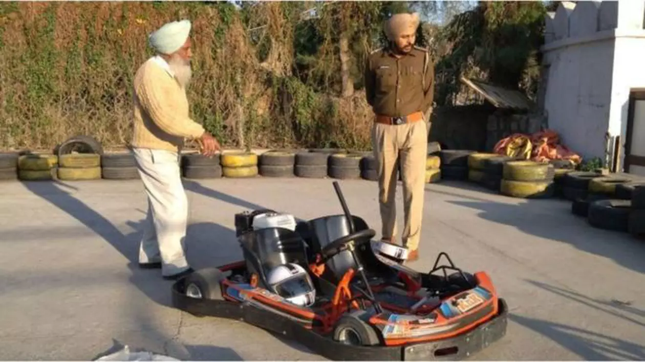 O femeie a murit după ce și-a prins părul într-un kart în parcul de distracții