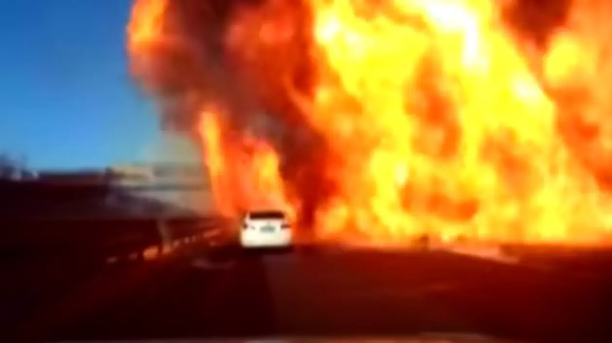 VIDEO / Incendiu de amploare pe o autostradă din China, după ce o cisternă cu GPL a explodat