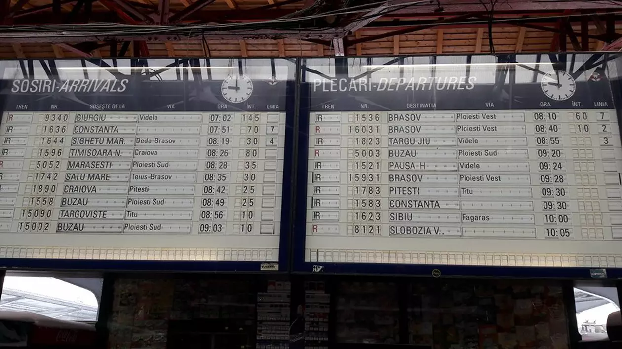 FOTO&VIDEO/ Ninsoarea și viscolul dau peste cap transportul feroviar în Gara de Nord. Întârzieri de zeci de minute