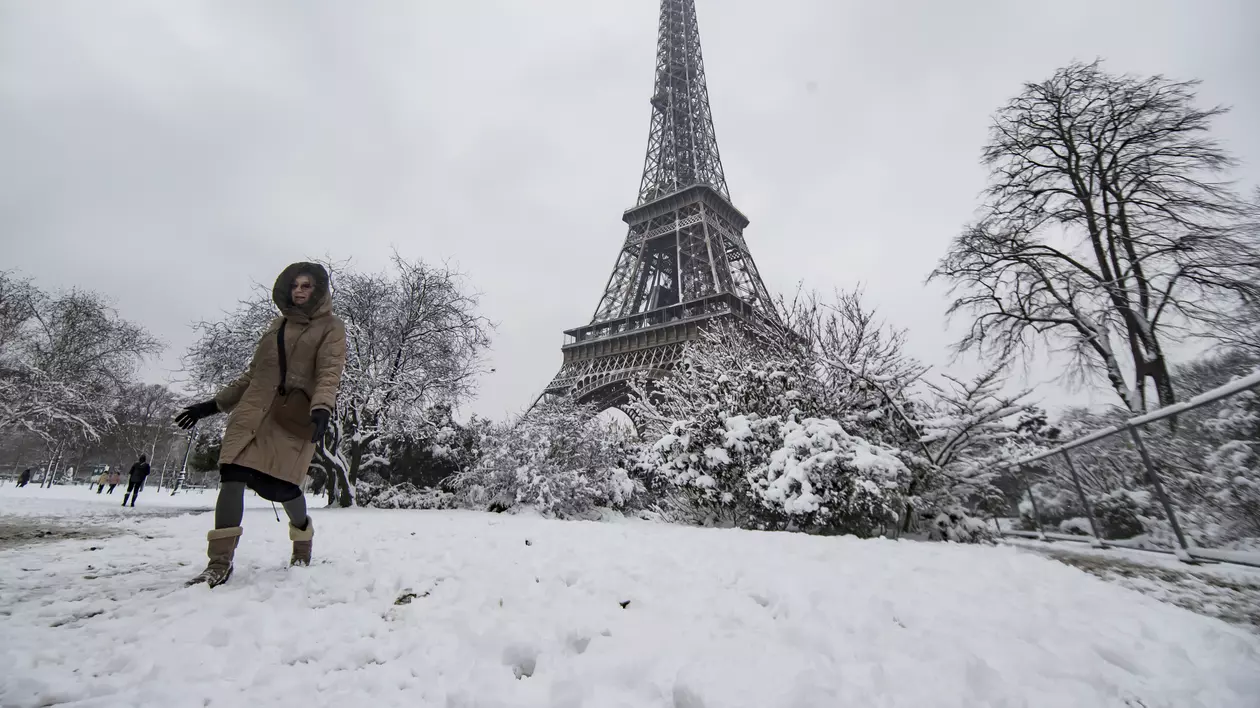 Ninsoarea din Paris a dus la închiderea Turnului Eiffel