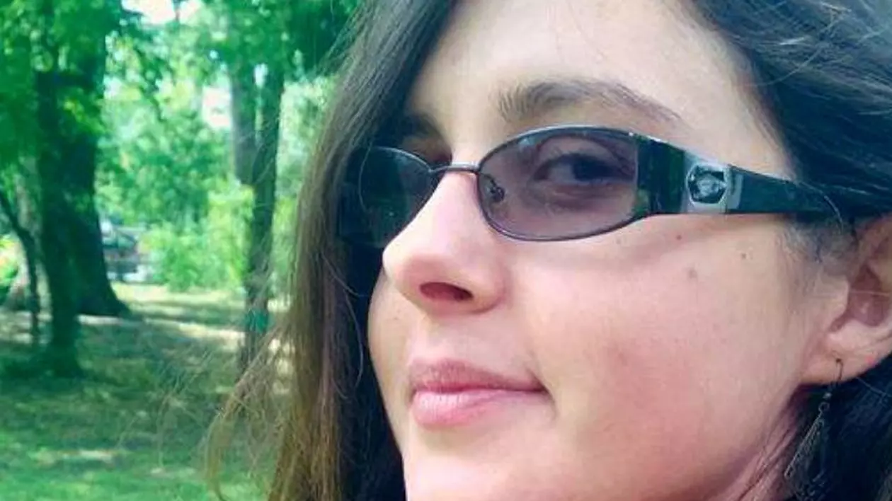 EXCLUSIVITATE / Raluca, fata ucisă de libianul drogat, înmormântată în rochiță roz și cu coroniță de trandafiri pe cap. Toată suflarea satului o plânge