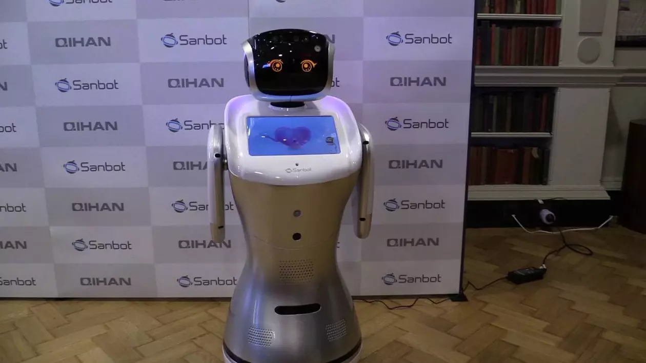 Discursul unui ministru, întrerupt de un robot care spunea că nu îl înțelege