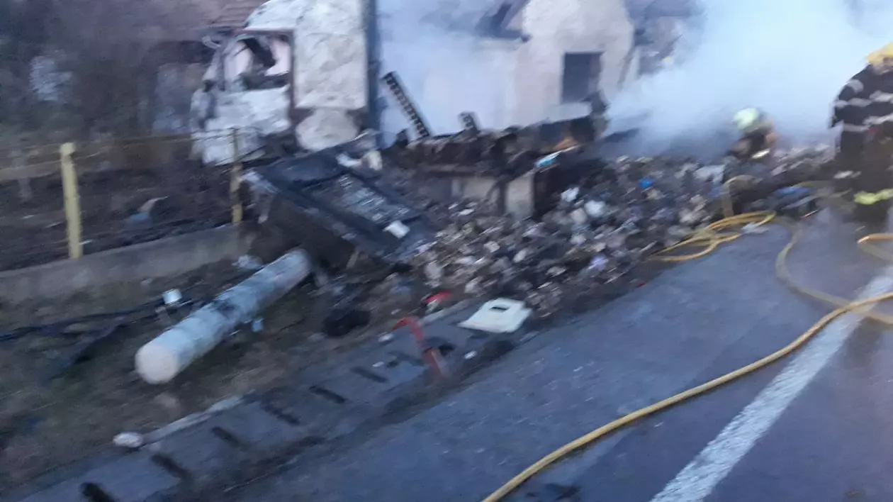Un camion a ars în urma unui accident în Nadeș, Mureș