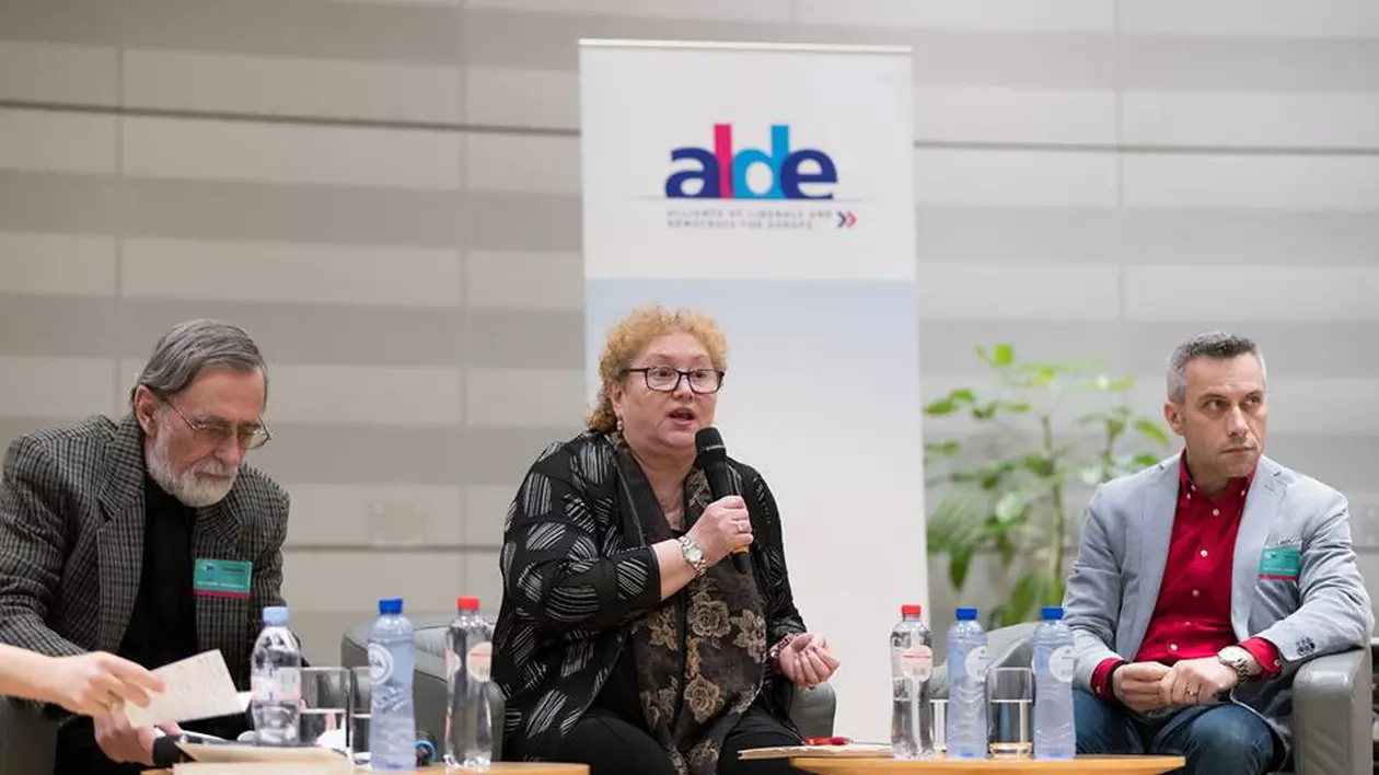 Renate Weber cere demisia lui Vâlcov