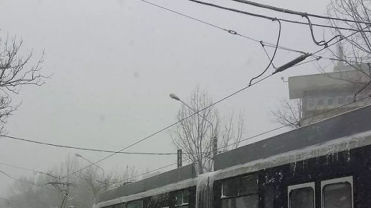 Circulaţia tramvaielor de pe linia 41, blocată din cauza zăpezii