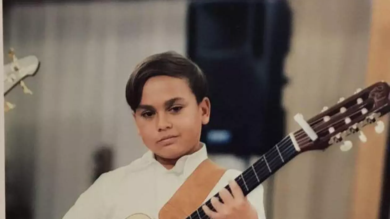 Fiul lui Adrian Minune se îndepărtează pas cu pas de lumea tatălui său. La 12 ani, Florin a luat un premiul internațional la chitară clasică