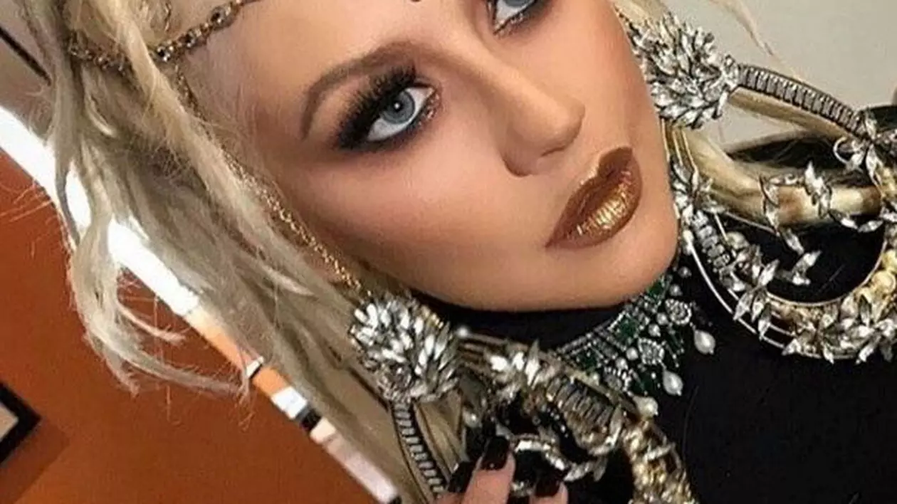 Christina Aguilera a apărut nemachiată pe coperta unei reviste