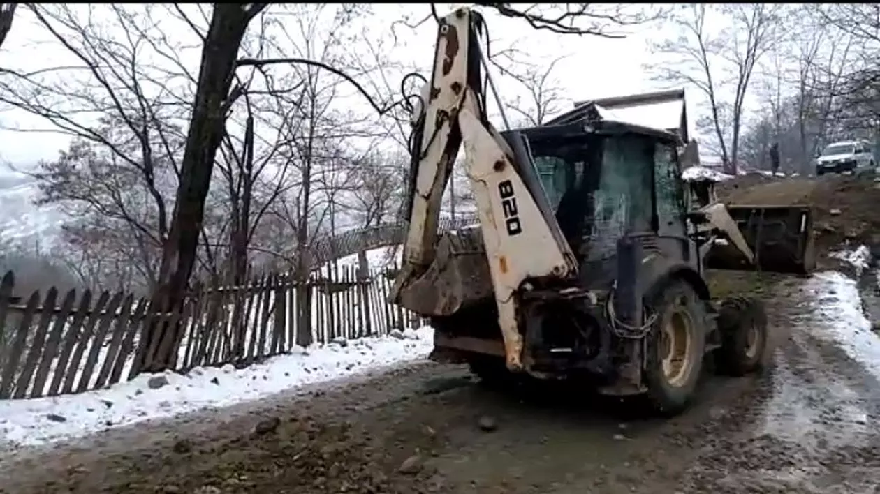 Alunecare de teren masivă în Vrancea. 1.300 de familii, fără curent electric