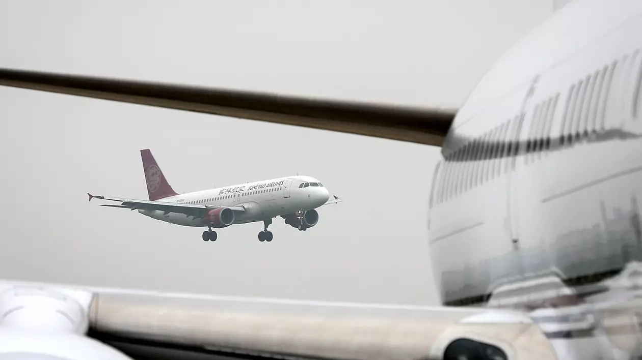 Furt masiv de informaţii de la o companie aeriană asiatică. Avion care aterizează pe un aeroport