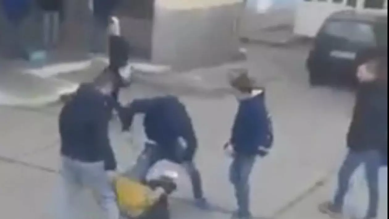 Bătaie între elevi un liceu din Alexandria
