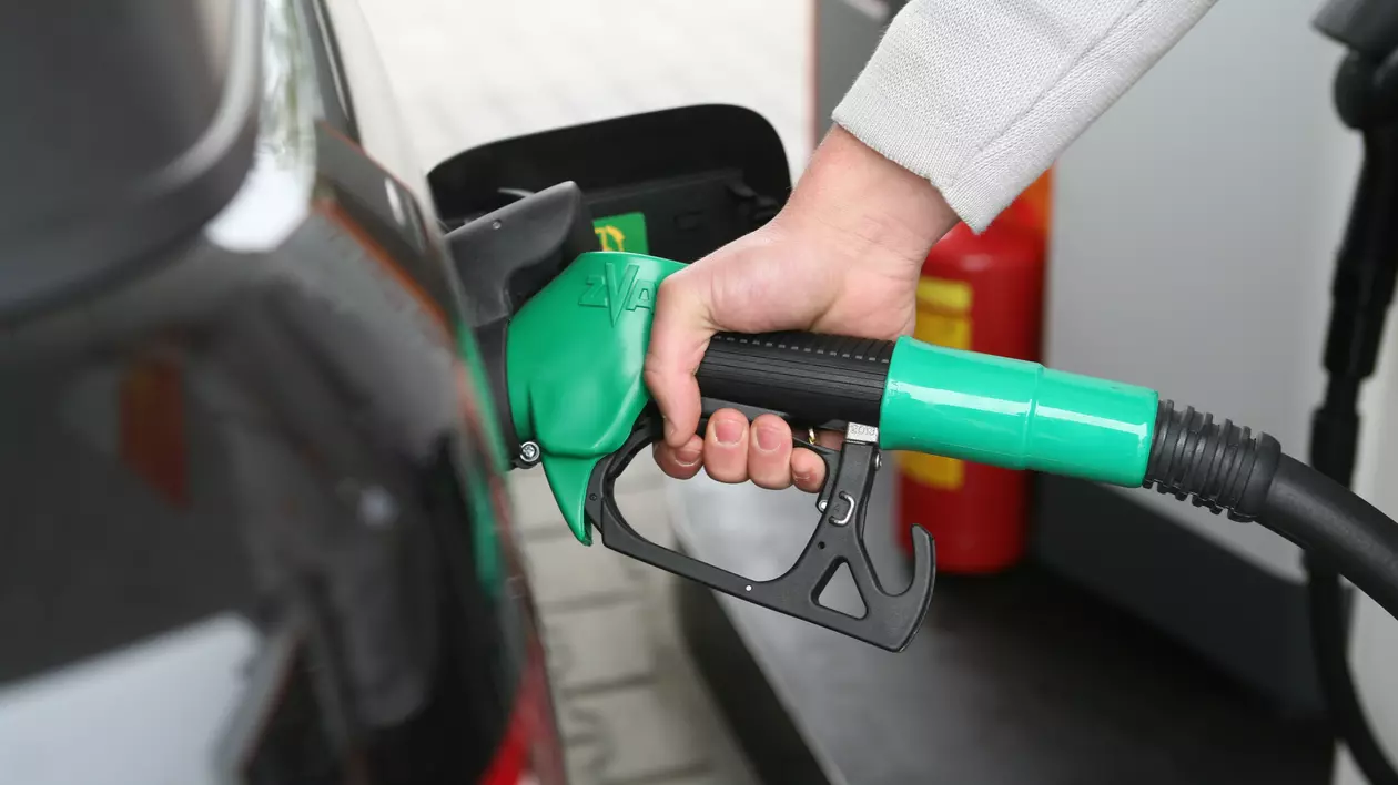 Legea care ar fi scumpit carburanții și ar fi scos sute de firme de pe piață a fost gasită neconstituțională de către CCR. Bărbat care alimentează o mașină la pompă