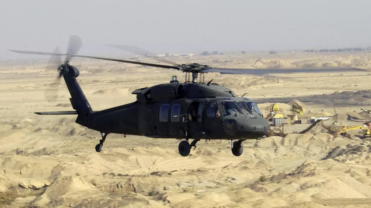 Un elicopter s-a prăbușit în estul Rusia, pe 11 aprilie 2018. Fotografie de arhivă cu un elicopter BlackHawk zburând într-o zonă deșertică