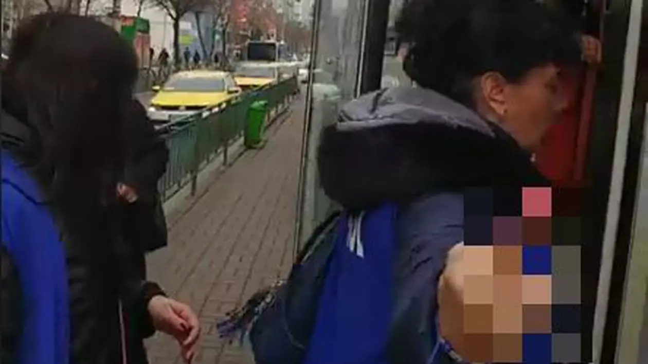 VIDEO | Scene șocante într-un tramvai din Capitală: Bătaie și cuvinte obscene între controlorii RATB şi un călător