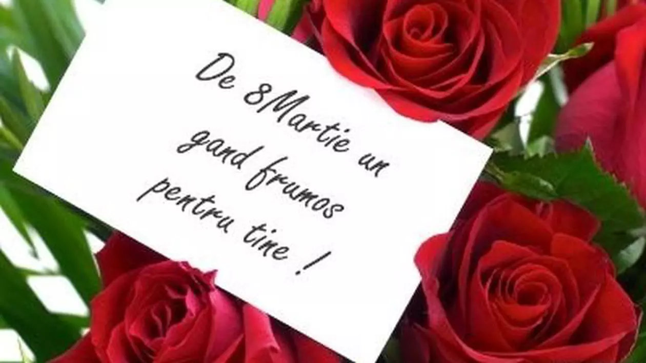 Felicitări de 8 martie- Buchet de trandafiri roșii alături de un text cu urări de 8 martie