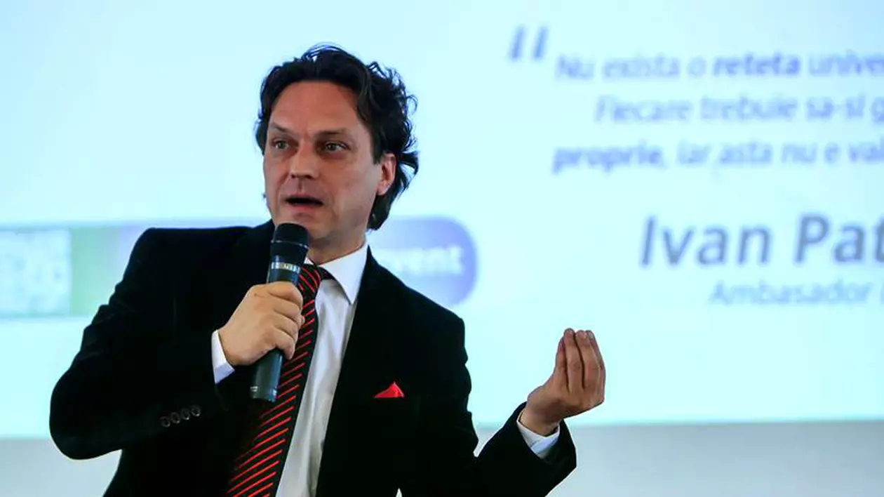 Ministrul Culturii, George Ivașcu, microfon, scena