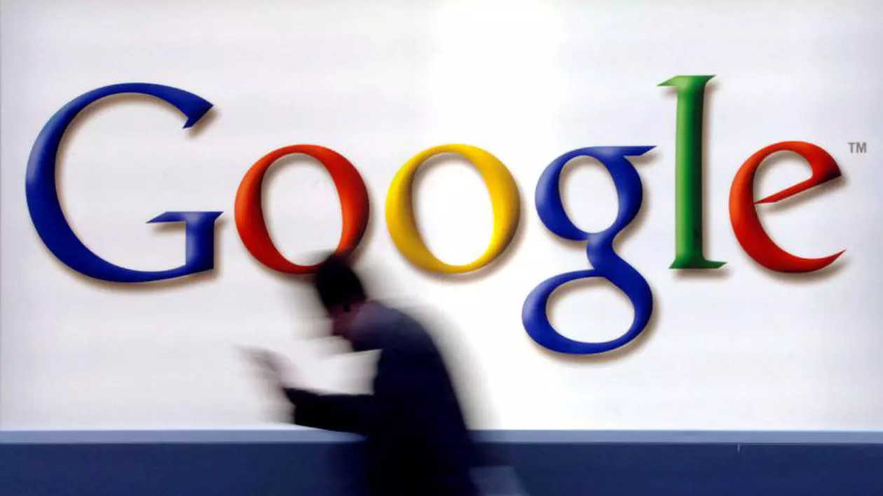 Cum ştergi informaţiile pe care Google le ştie despre tine. Umbra unui om care trece pe lângă sigla Google