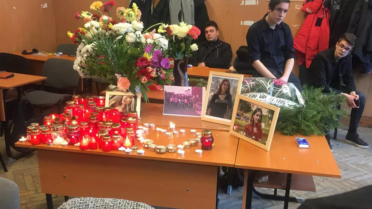 Altar şi mesaje de adio la şcolile celor doi copii ucişi de propriul tată, la Braşov