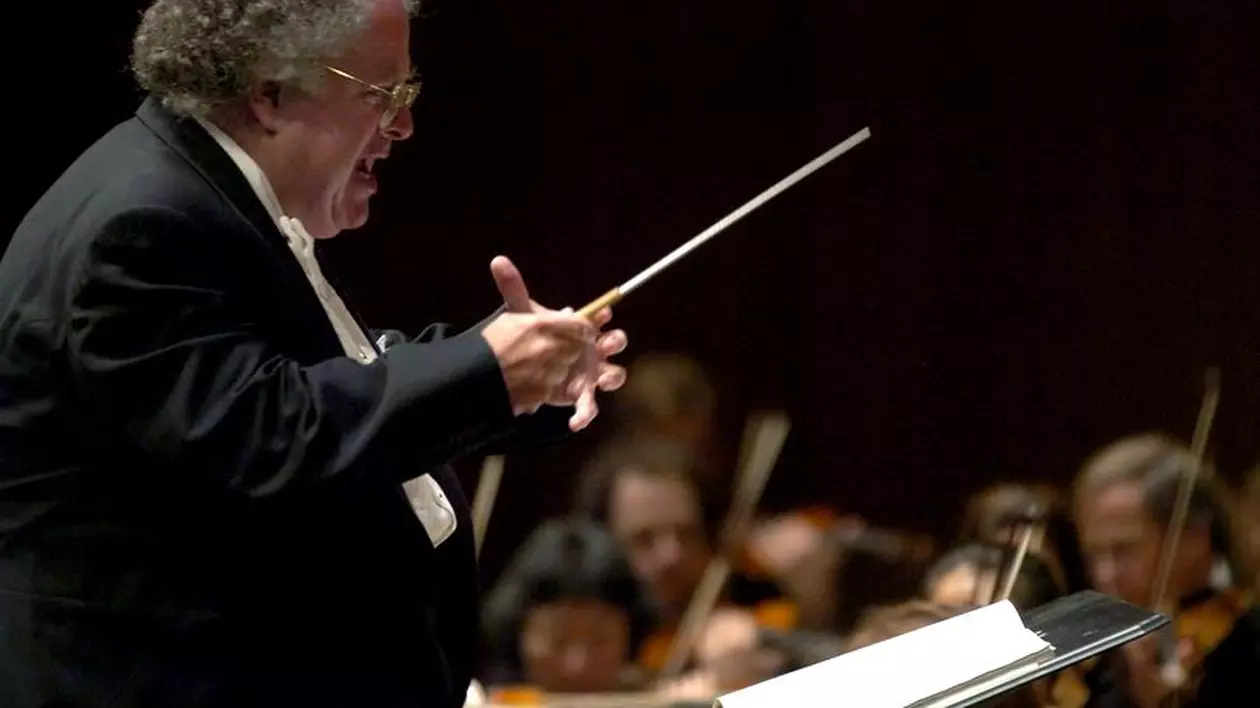 Dirijorul James Levine, concediat de la Metropolitan Opera