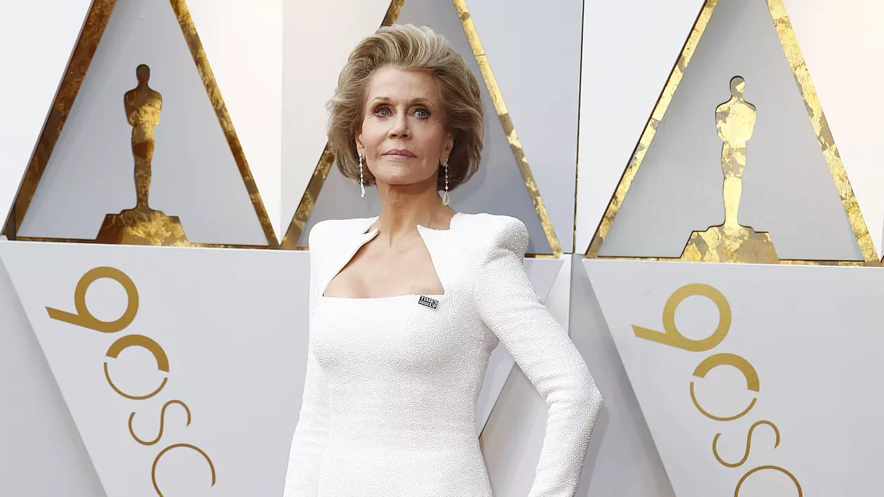 FOTO / Jane Fonda, strălucitoare pe covorul roșu la premiile Oscar. Ce ținută a ales actrița de 80 de ani