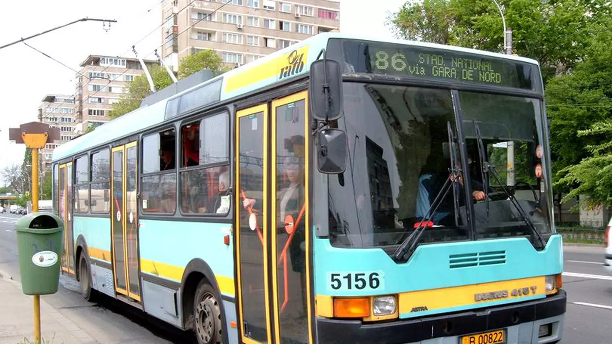 RATB prelungește programul de circulație, la Finala Cupei României. Troleibuz Ikarus al RATB, pe linia 86