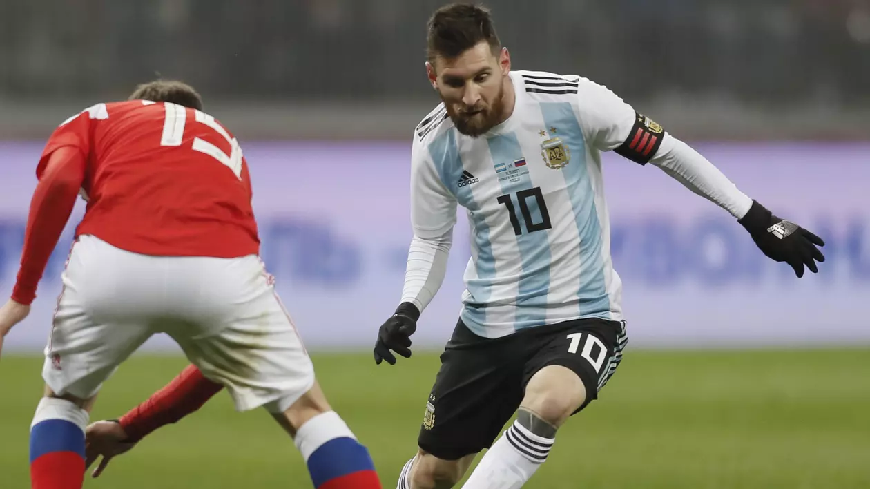 Lionel Messi (dreapta), driblând un adversar în timpul unui amical Rusia - Argentina. (FOTO: EPA)