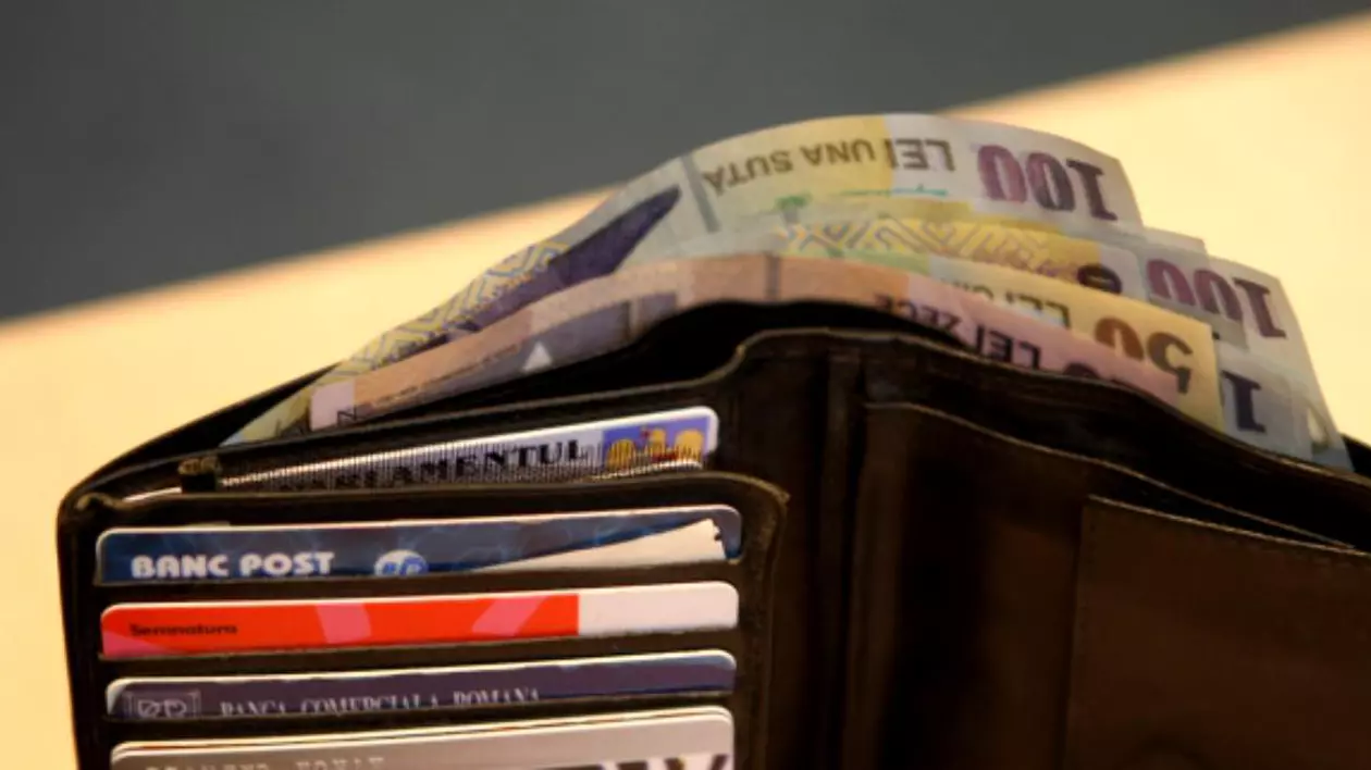 Ce a făcut un pensionar din Galați după ce a găsit un portofel cu peste 6.000 de lei pe o bancă