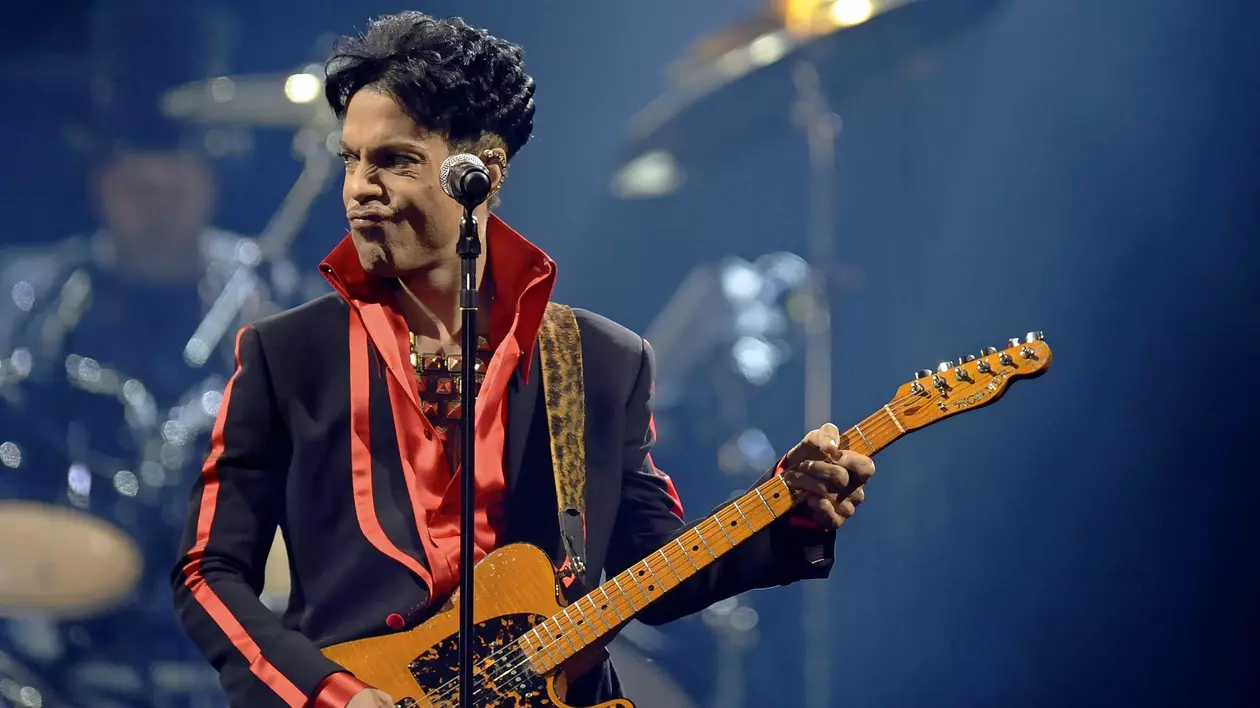 Ce s-a întâmplat azi, 21 aprilie. Se împlinesc doi ani de la moartea lui Prince. Prince cântând la o chitară electrică