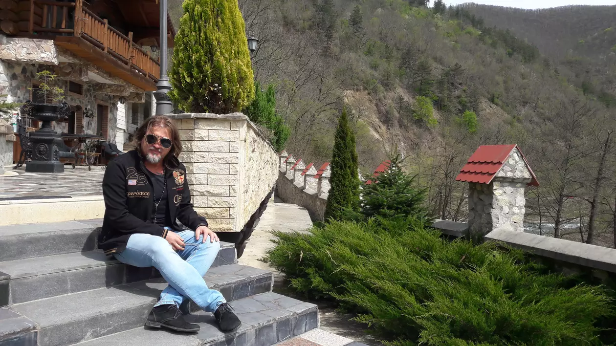 EXCLUSIV/Unul dintre artiștii cândva invidiați pentru bunăstarea sa, Adrian Sărmășan, își vinde hainele în piața de vechituri