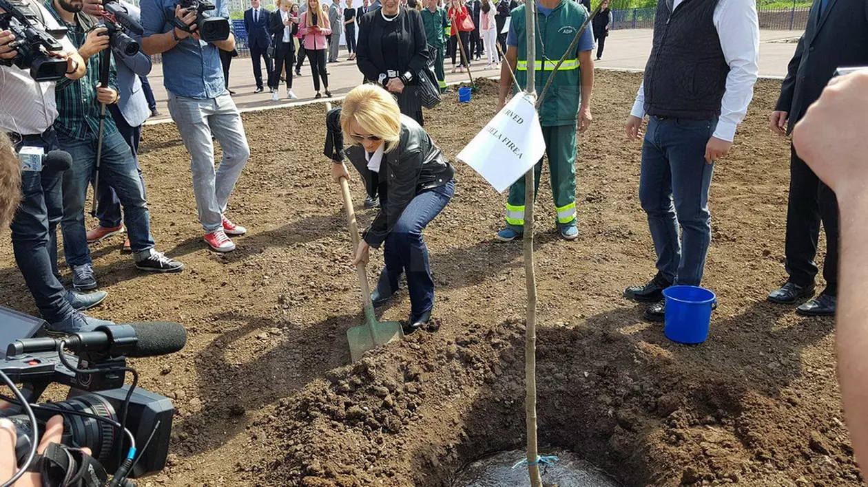 FOTO| Gabriela Firea a plantat un copac în „Parcul 100 de stejari”