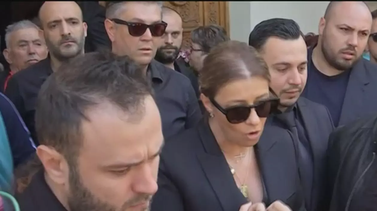 Bătaie pe CD-urile Ionelei Prodan, la Cimitirul Bellu. Anamaria a intervenit imediat