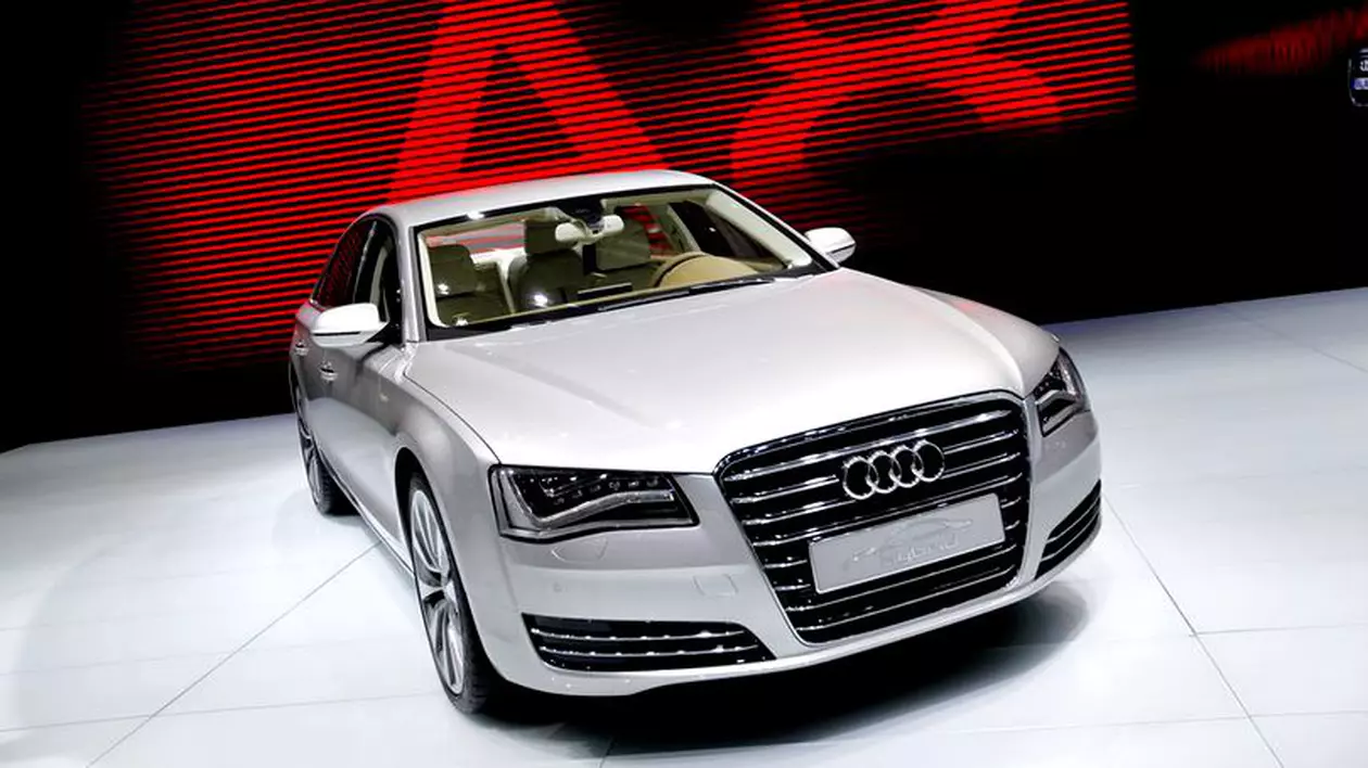 Audi cheamă în service aproape 1,2 milioane de mașini. Autoturism Audi A8, expus la o expoziție auto