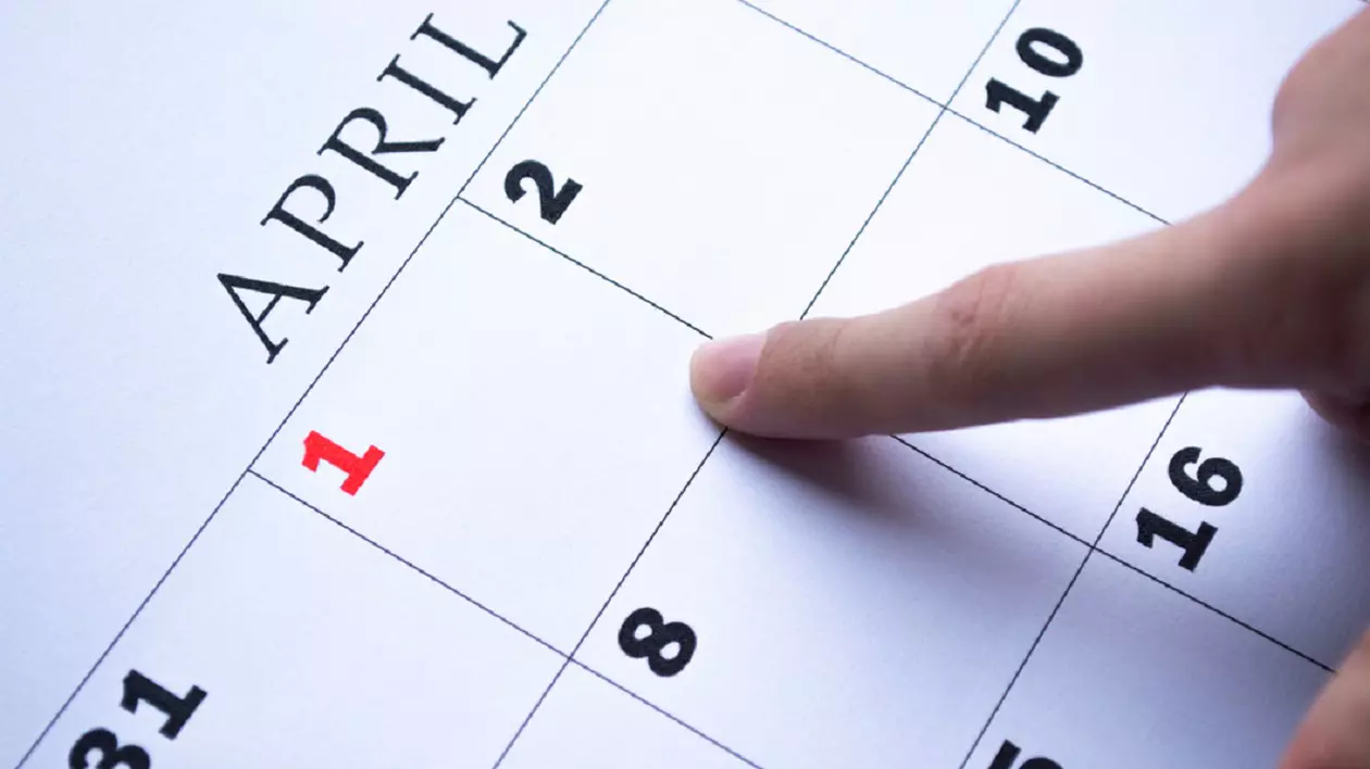 Un barbat arata cu degetul intr-un calendar data de 1 aprilie