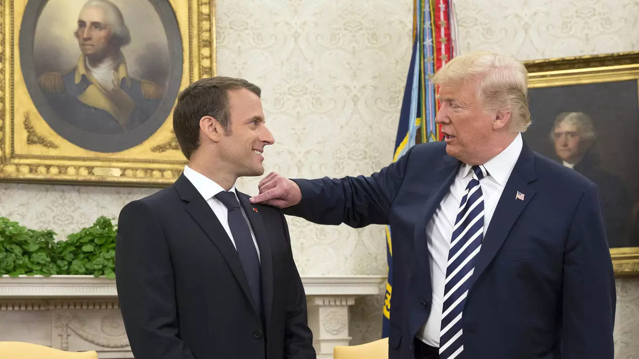 trump l-a sters de matreata pe macron